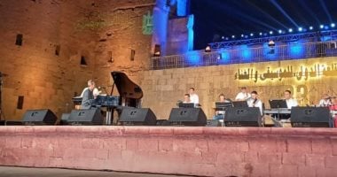 عمرو سليم يقدم مقطوعة موسيقية لأغنية "حبيبى وعينيا" فى مهرجان القلعة.. صور الموسيقار الكبير عمرو سليم