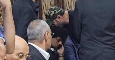 عمرو يوسف يقبل رأس نجل تيمور تيمور فى عزاء والده عمرو يوسف يقبل رأس نجل تيمور تيمور