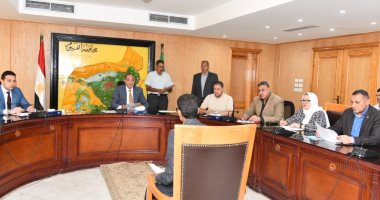 محافظ الفيوم يوجه بتوفير تدخلات الحماية الاجتماعية اللازمة للأسر الأولى بالرعاية