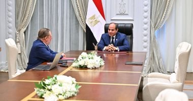 السيد الرئيس عبد الفتاح السيسي مع حسن عبد الله محافظ البنك المركزي