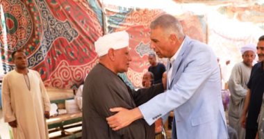محافظ أسوان يقدم واجب العزاء لأسرة رجل المصالحات الشيخ تقادم الليثى