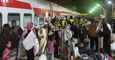 القطار الخامس يصل أسوان