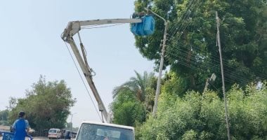 تركيب كشافات إنارة جديدة على الطريق السريع بقرية الدير فى مدينة إسنا