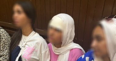 المصابتان في حادث مطاردة الفتيات بطريق الواحات يحضران أولى جلسات محاكمة المتهمين المصابتان في حادث طريق الواحات