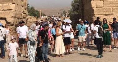 سحر آثار الأقصر.. إقبال سياحى على معابد الكرنك بعد انتهاء الموجة الحارة