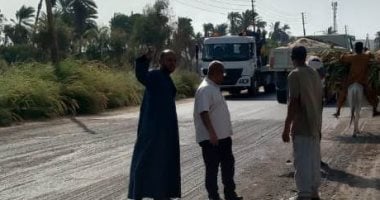 رئيس مدينة إسنا يتفقد إصلاح طريق مصر أسوان الزراعى الشرقي بين زرنيخ والكلابية