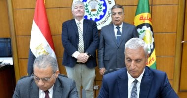 محافظ الدقهلية يشهد توقيع عقد تنفيذ محطة معالجة الصرف الصحى بقرية بهوت جانب من توقيع العقد بحضور المحافظ