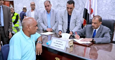 محافظ سوهاج يستمع إلى مطالب وشكاوى المواطنين فى اللقاء الجماهيرى