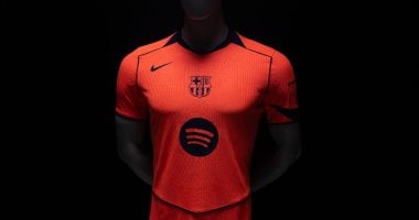 برشلونة يكشف عن قميصه الثالث بتصميم يكرّم السداسية قميص برشلونة الثالث