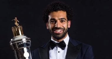 محمد صلاح يحمل جائزة أفضل لاعب في إنجلترا