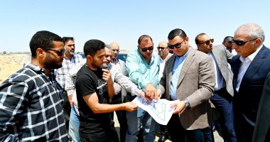 وزير الإسكان يتفقد مشروعات تنفيذ شبكات المرافق بمنطقة جنيفة بمدينة الشروق