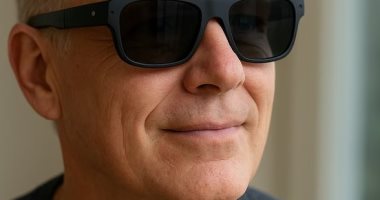 نظارات "Meta AI" تعيد الأمل لرجل كفيف وتلقبه بـ"جيمس بوند"