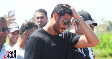 أداء صلاة الجنازة على جثمان والد محمد الشناوى حارس الأهلى.. فيديو