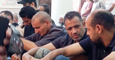 عماد النحاس وسامى قمصان يواسيان الشناوى قبل صلاة الجنازة على والده.. فيديو