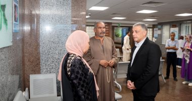 محافظ الإسماعيلية يتفقد عددا من القطاعات الخدمية ويستمع للمواطنين بمركز أمراض الكلى