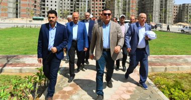 وزير الإسكان يتفقد المركز التكنولوجى لخدمة المواطنين بالعبور الجديدة