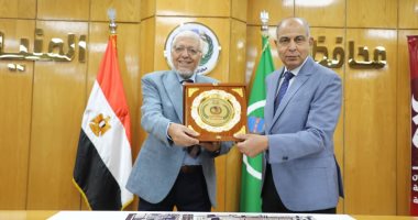 محافظ المنيا يناقش خطة تطوير "ميدان الشهداء" مدخل المنيا الشرقى عند كوبرى النيل العلوى