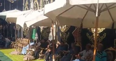 تجهيز سرادق العزاء لوالد محمد الشناوى فى الحامول بكفر الشيخ.. فيديو