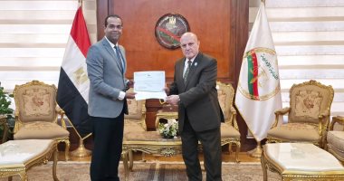 رئيس هيئة النيابة الإدارية يكرم أعضاءً أشرفوا على انتخابات مجلس الشيوخ رغم تعرضهم لإصابات