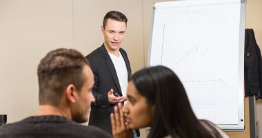 إتيكيت التعامل مع الشخص الذي يقاطعك باستمرار.. بدون إحراج