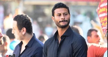 محمد الشناوى فى عزاء والده