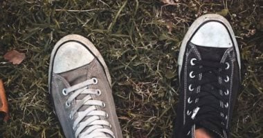 تفسير حلم ارتداء حذائين مختلفين.. حيرة فى القرارات أو سعى 