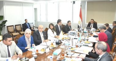 وزير الاسكان خلال الاجتماع 