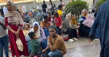 توافد السودانيين على محطة مصر لاستقلال القطار المتجه لأسوان للعودة طواعية لوطنهم توافد السودانيين على محطة مصر