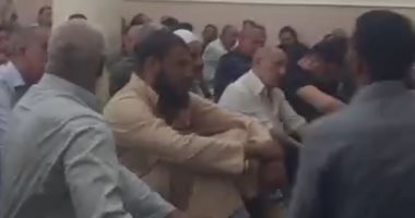 أهالى بيلا ينتظرون جثمان والد محمد الشناوى حارس الأهلى لأداء صلاة الجنازة.. فيديو