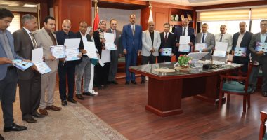 محافظ سوهاج يكرم 15 من المتميزين الحاصلين على مراكز متقدمة بمركز التنمية المحلية جانب من التكريم