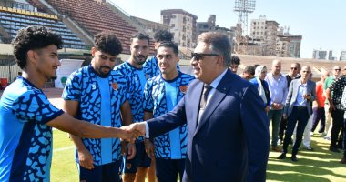 محافظ الدقهلية يلتقى فريق المنصورة الأول لكرة القدم بملعب استاد المنصورة