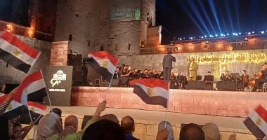 سهرة طربية فى مهرجان القلعة للموسيقى والغناء.. على الحجار يبدأ حفله بـ"المال والبنون".. وإبداع من نوع خاص فى أداء "الزين والزينة" و"عارفة".. نجم الغناء يشعل حماس الجمهور بالأغانى الوطنية والحضور يرفع أعلام مصر على الحجار