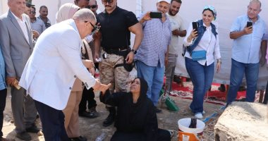 محافظ الإسماعيلية يستجيب لبائعة خبز أثناء افتتاح سوق اليوم الواحد بأبو صوير