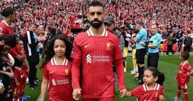 محمد صلاح يتوسط ابنتيه مكة وكيان