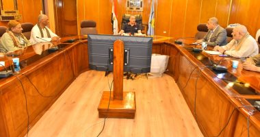 محافظ أسيوط يلتقى المزارعين لمناقشة تعظيم الاستفادة من الأراضى الصحراوية