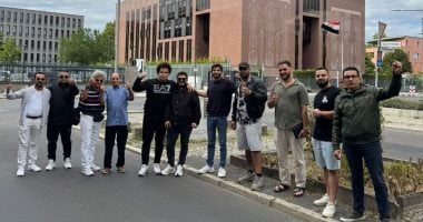 المصريون في ألمانيا يوجهون رسالة دعم للبعثات الدبلوماسية من أمام سفارتنا ببرلين.. فيديو سفارة مصر ببرلين