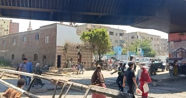 هنا يعمل عم طارق.. تعرف على بطل واقعة مزلقان كوبرى السادات ببنى سويف.. فيديو مزلقان كوبرى السادات بمدينة بنى سويف