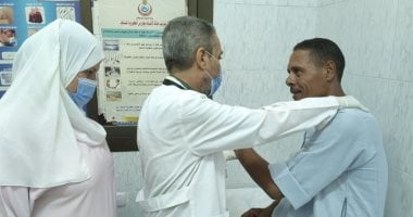 قافلة حياة كريمة تقدم خدماتها الطبية المجانية لـ1050 مواطنا بقرية عزاقة بالمنيا