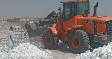 إزالة 8 حالات تعد على الأراضى الزراعية بمركزى دار السلام وطهطا فى سوهاج