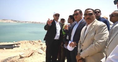 وزير الإسكان ومحافظ مطروح يتفقدان مشروع إحلال وتجديد كوبري روميل بالمحافظة جانب من الجولة