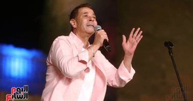 مدحت صالح يبدأ حفله بمهرجان القلعة بأغنية "زى ما هى حبها"
