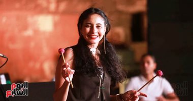 جمهور مهرجان محكى القلعة يتفاعل مع نسمة عبد العزيز وفرقتها