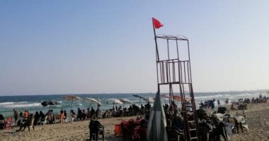 بعد حالات غرق شاطئ "أبو تلات" احذروا شواطئ غرب الإسكندرية.. "ملتم" أغسطس يسبب تيارات شديدة ودوامات.. الهانوفيل فى المقدمة بسبب "المقبرة".. و"أبوتلات" فى المرتبة الثانية بسبب تيارات مصب النيل رفع الراية الحمراء بالعجمى