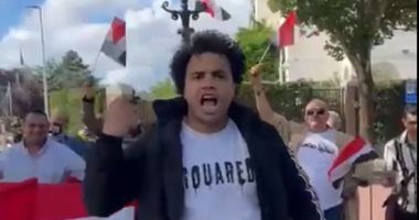 مصريون بهولندا يتصدون لعناصر الإرهابية أمام سفارتنا فى لاهاي.. فيديو مصريون