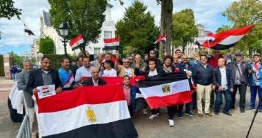 رافعين الأعلام وشعارات تحيا مصر.. طيور مصر المهاجرة تنظم وقفات سلمية داعمة للدولة المصرية وقراراتها.. أبناء مصر في أوروبا ينخرطون في مبادرة "وطنك أمانة".. ويؤكدون: نقف حائط صد ضد محاولات تشويه وطننا..فيديو وصور