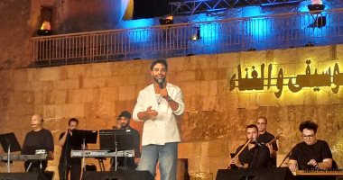 أحمد جمال يبدأ حفله فى مهرجان القلعة بأغنية حلوة الأجواء أحمد جمال