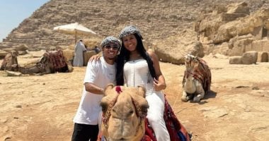 البرازيلى خوان ألفينا لاعب الزمالك وزوجته فى زيارة للأهرامات.. صور خوان الفينا