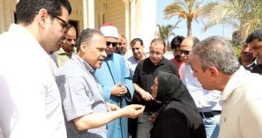 محافظ الشرقية يستجيب لسيدة مسنة خلال تفقده لأعمال صيانة مسجد الفتح