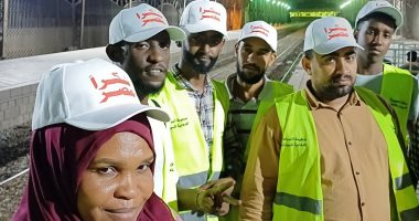 "شكراً مصر".. متطوعو مبادرة "الأشقاء" الجنود المجهولة فى مساعدة العائدين لوادى النيل.. مصريون وسودانيون يتنافسون لخدمة المسافرين للسودان على محطة السكة الحديد بالسد العالى.. توفير خدمات طبية وكراسى متحركة مجانا المتطوعون يرتدون قبعات تحمل كلمة "شكراً مصر"