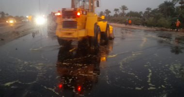 انقلاب سيارة محملة بالزيت على الطريق الدولي ومحافظ كفر الشيخ يوجه بتأمين الطريق